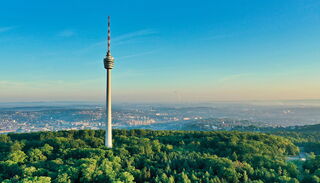 Luftbild von Metropolregion Stuttgart mit dem Funkturm im Vordergrund